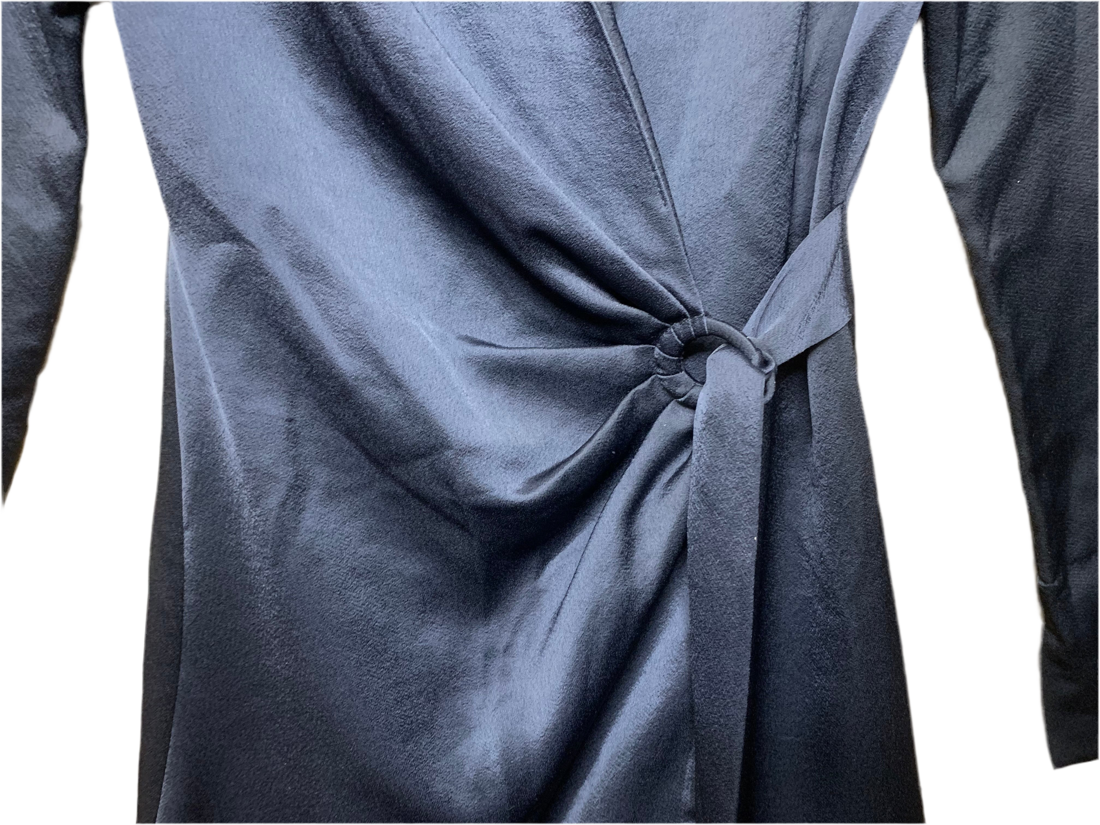 Robe portefeuille satinée bleu nuit – Mango