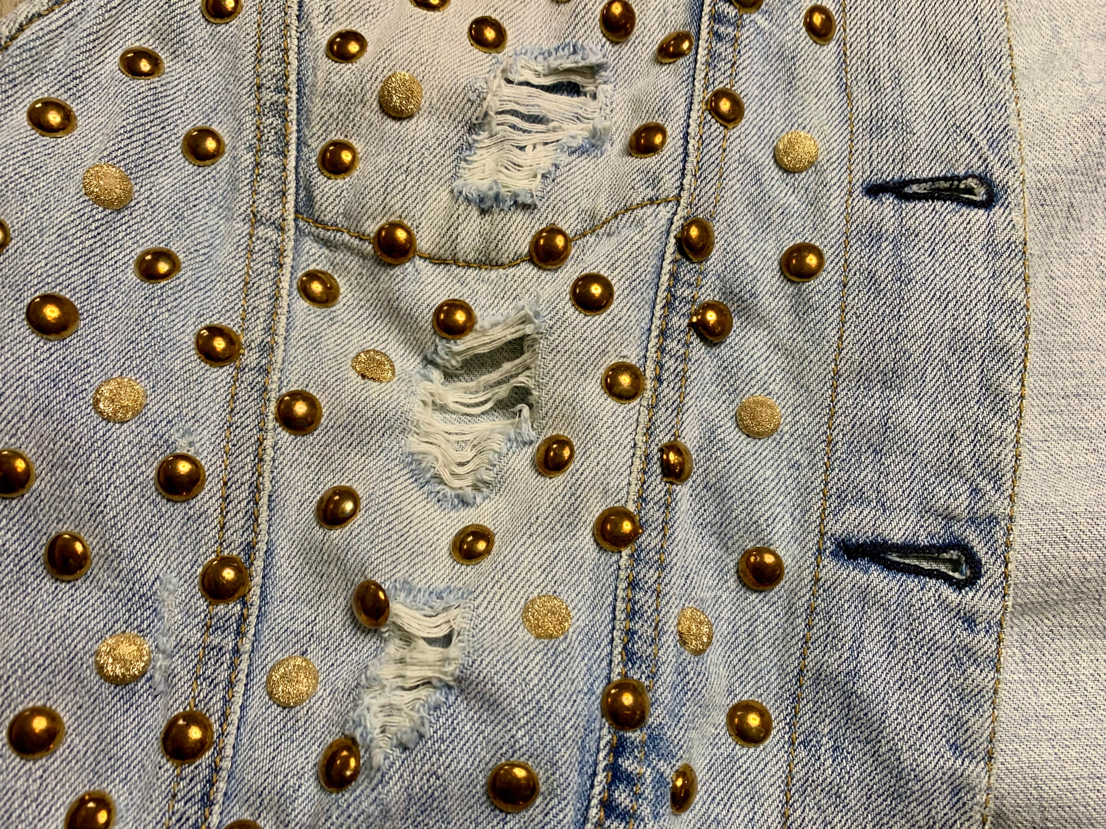 Veste en jean sans manches cloutée – Pinko –