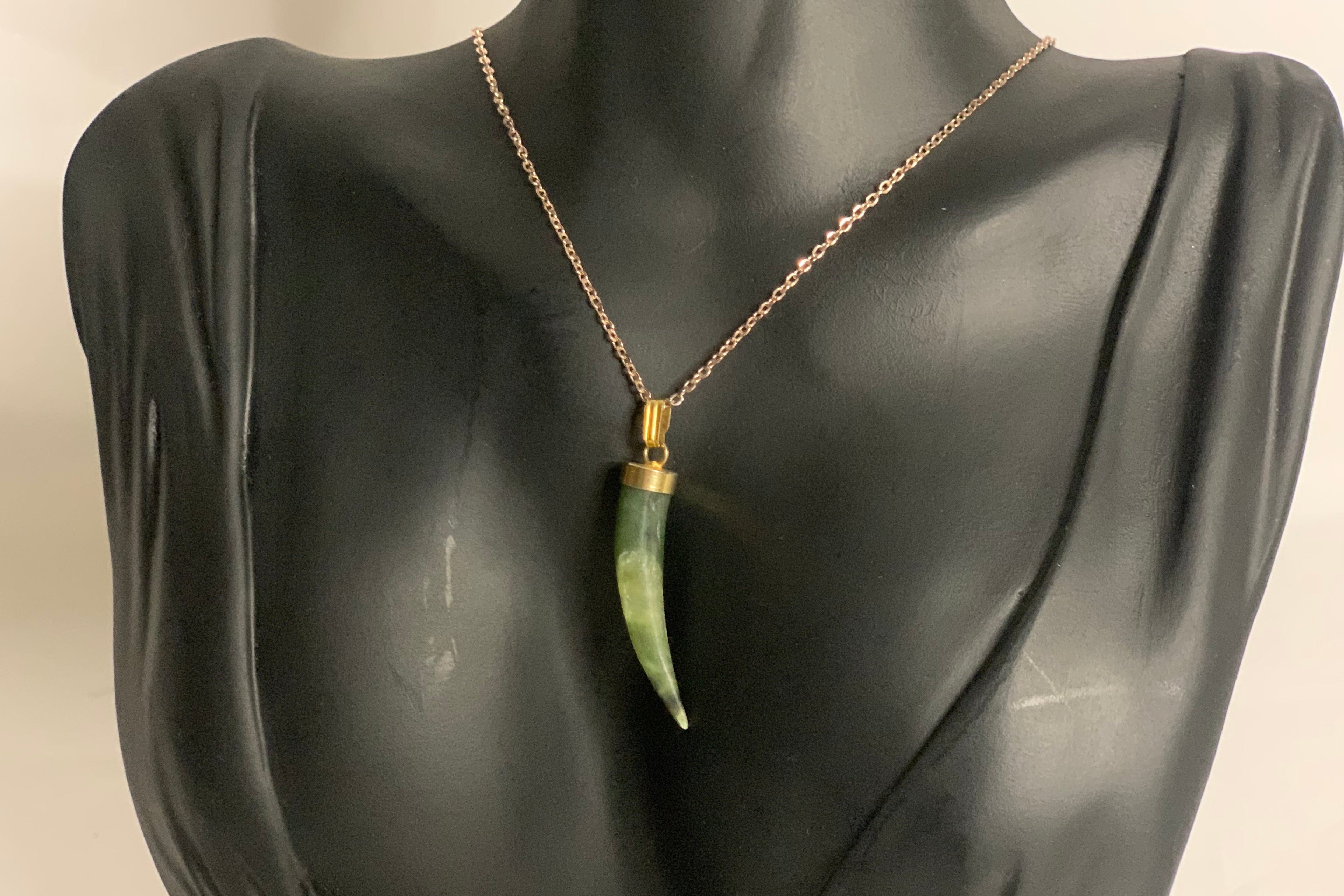 Pendentif Dent de defense