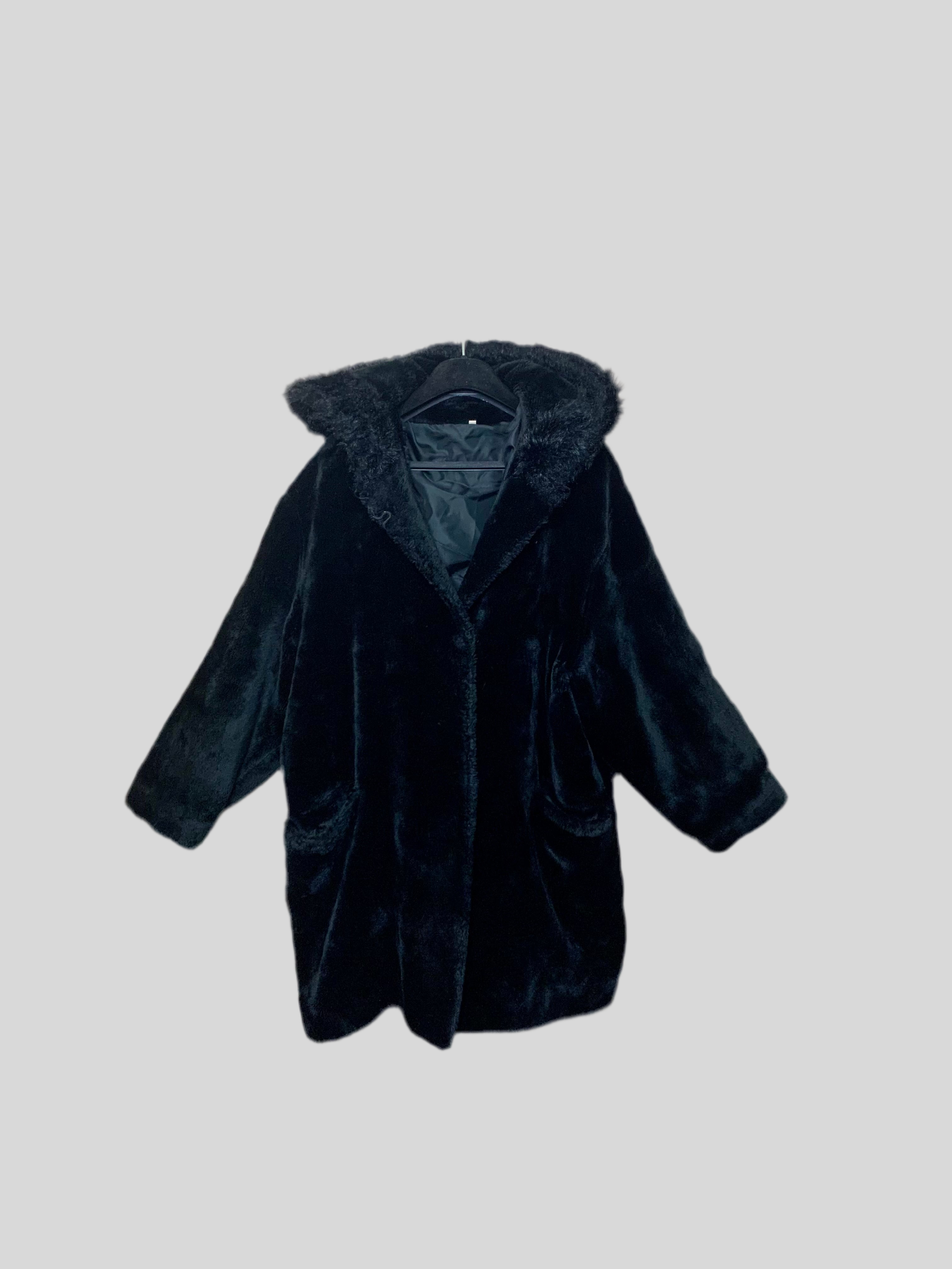 Manteau noir en fausse fourrure – Yessica