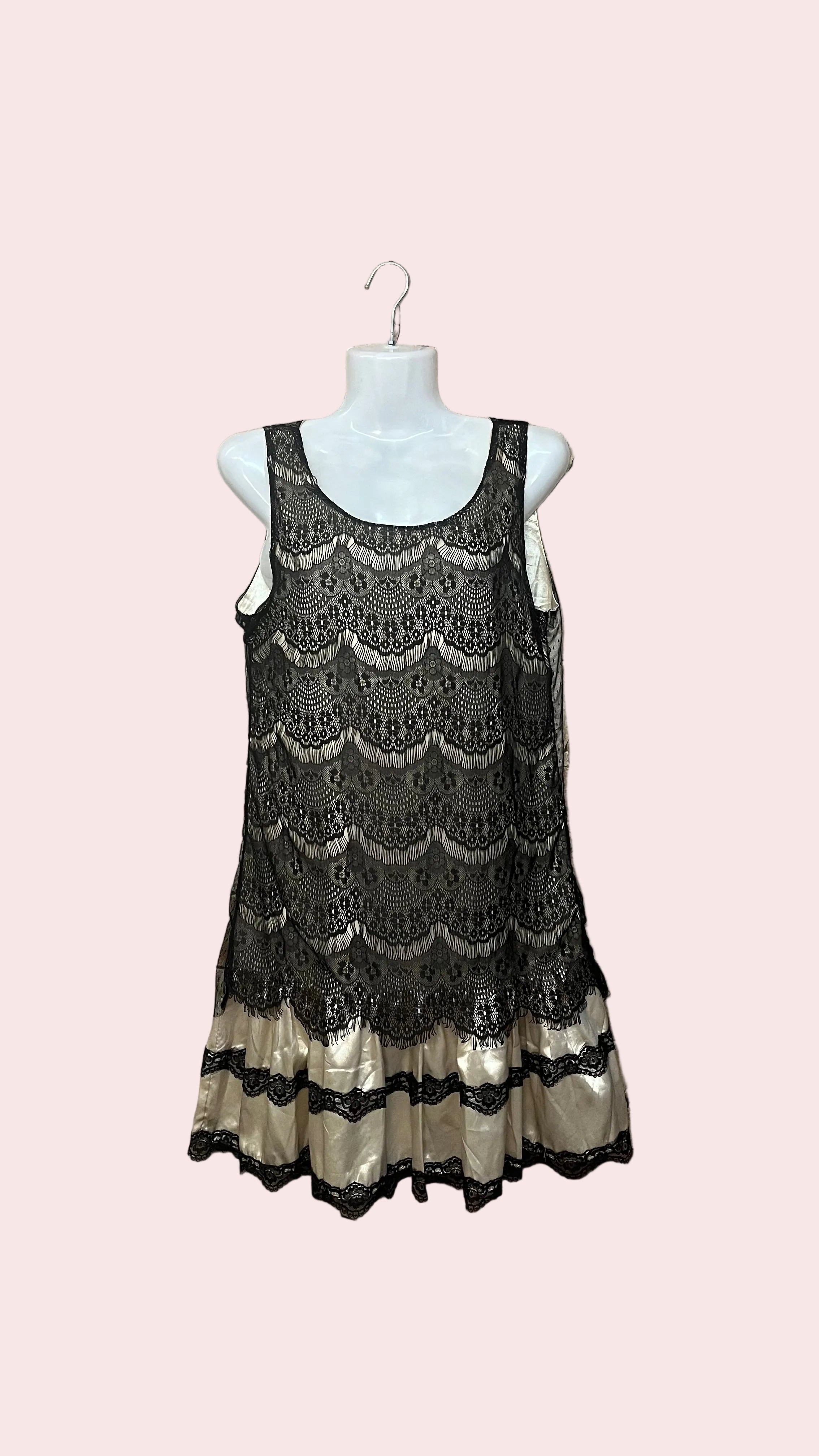 Robe courte Toumai – M – dentelle noire & satin champagne