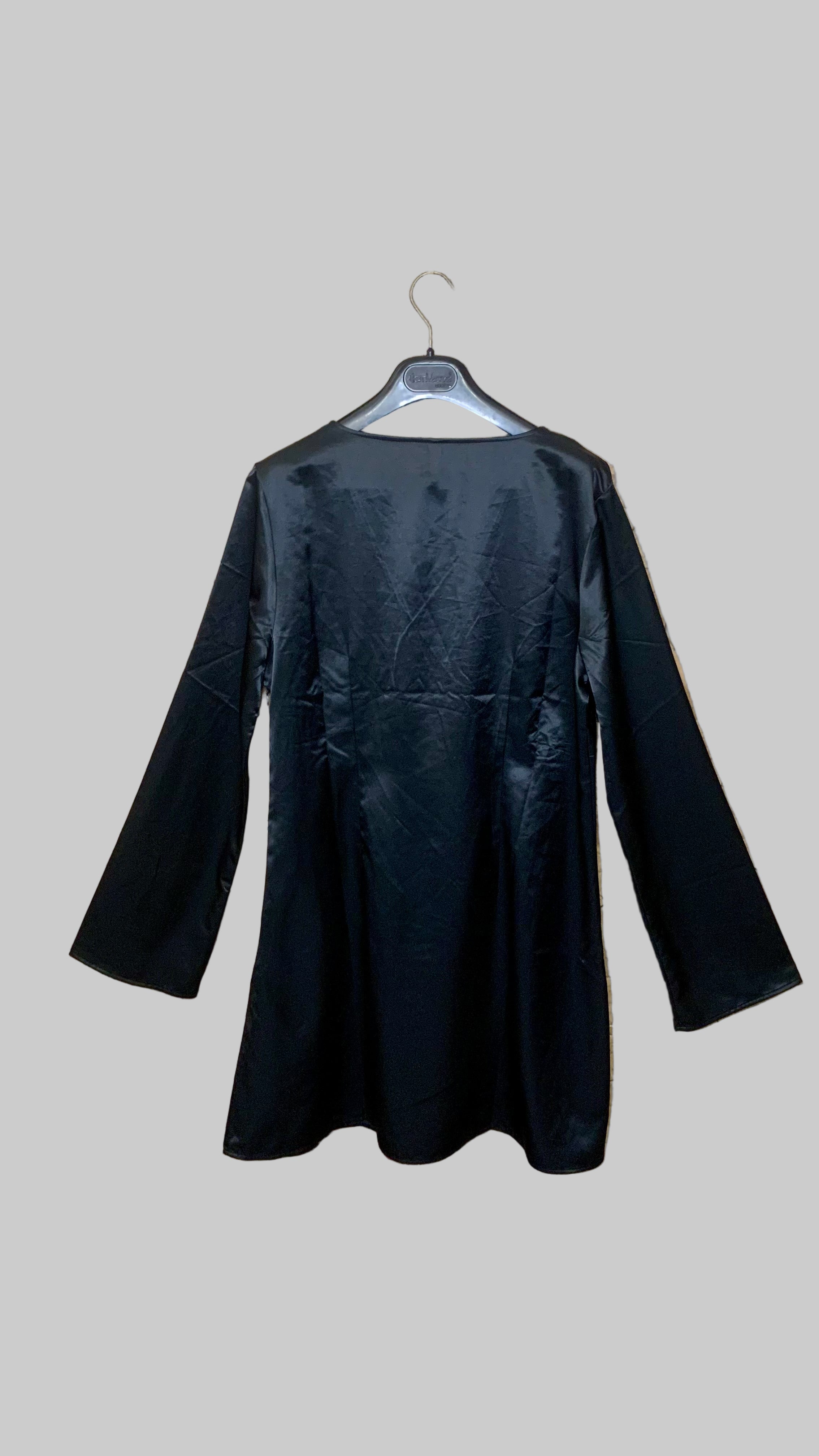 Robe courte satinée noire – H&M – Taille estimée L (convient aussi à un petit XL)
