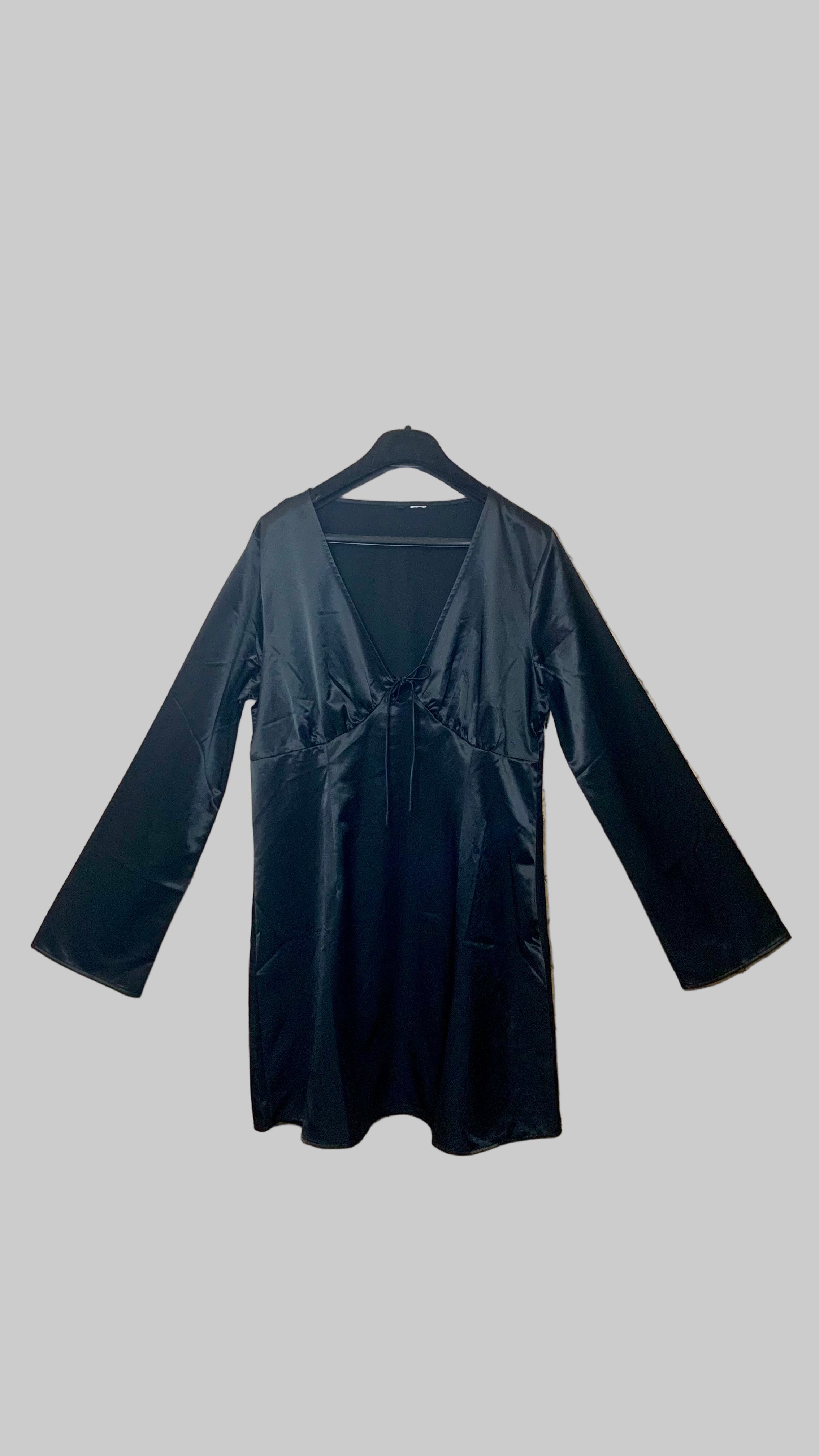 Robe courte satinée noire – H&M – Taille estimée L (convient aussi à un petit XL)
