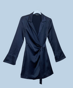 Robe portefeuille satinée bleu nuit – Mango