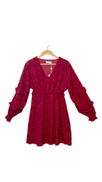 Robe courte en voile texturé grenat – Lofty Manner