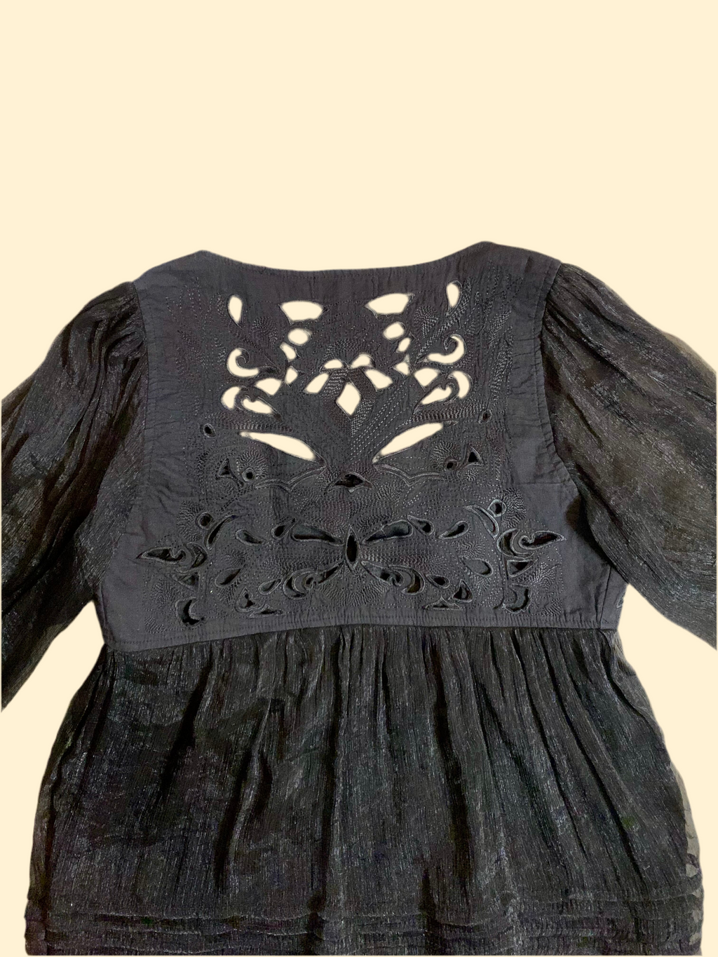 Blouse noire ajourée