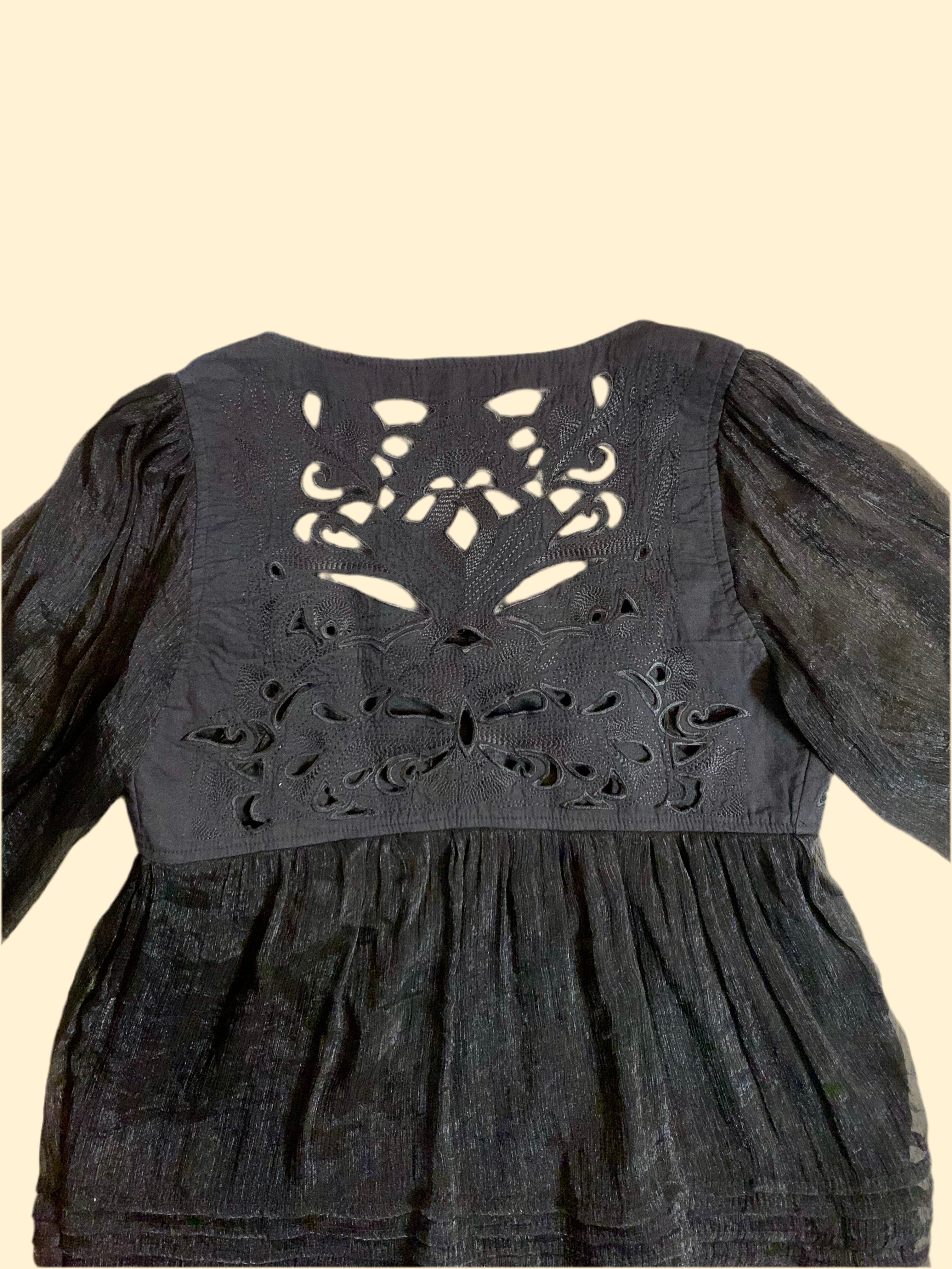 Blouse noire ajourée