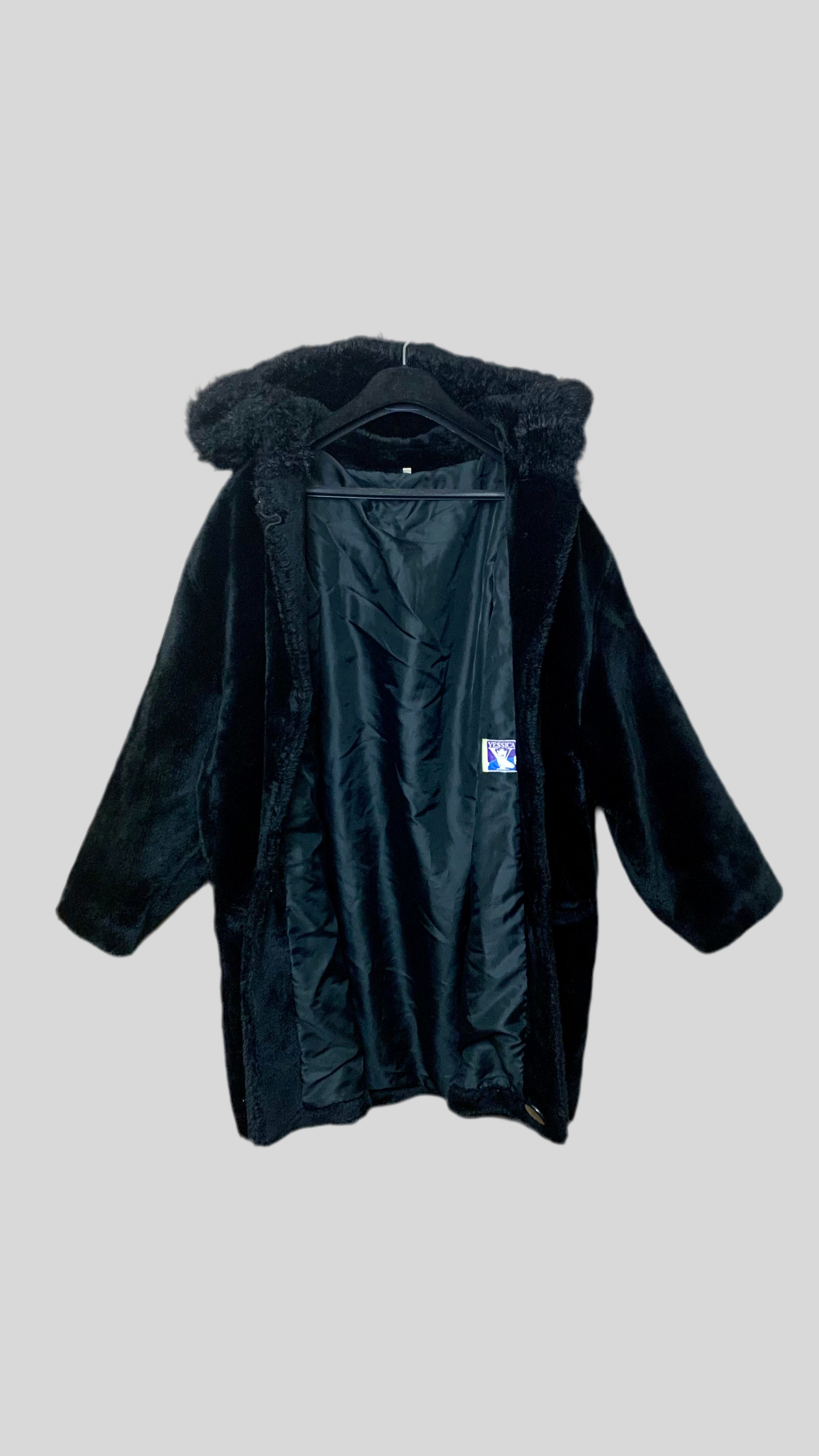 Manteau noir en fausse fourrure – Yessica