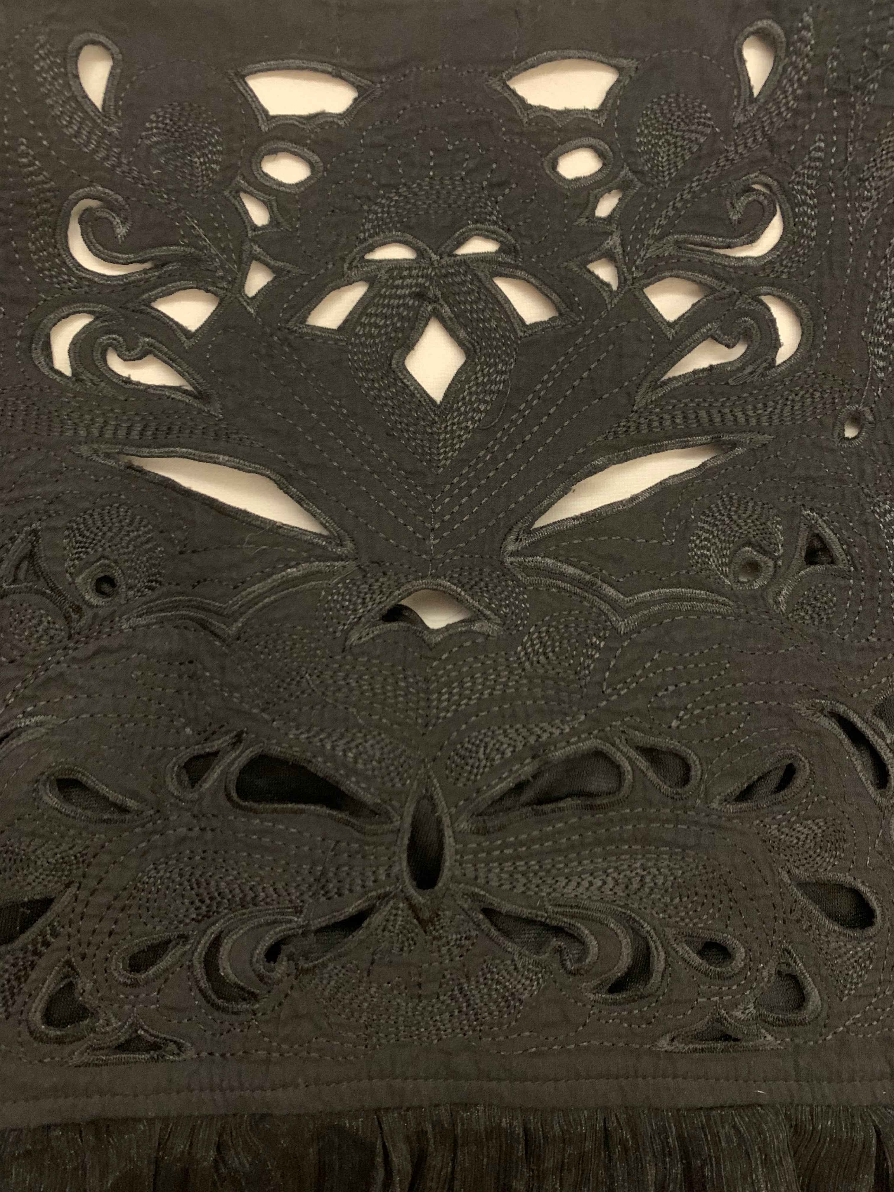 Blouse noire ajourée