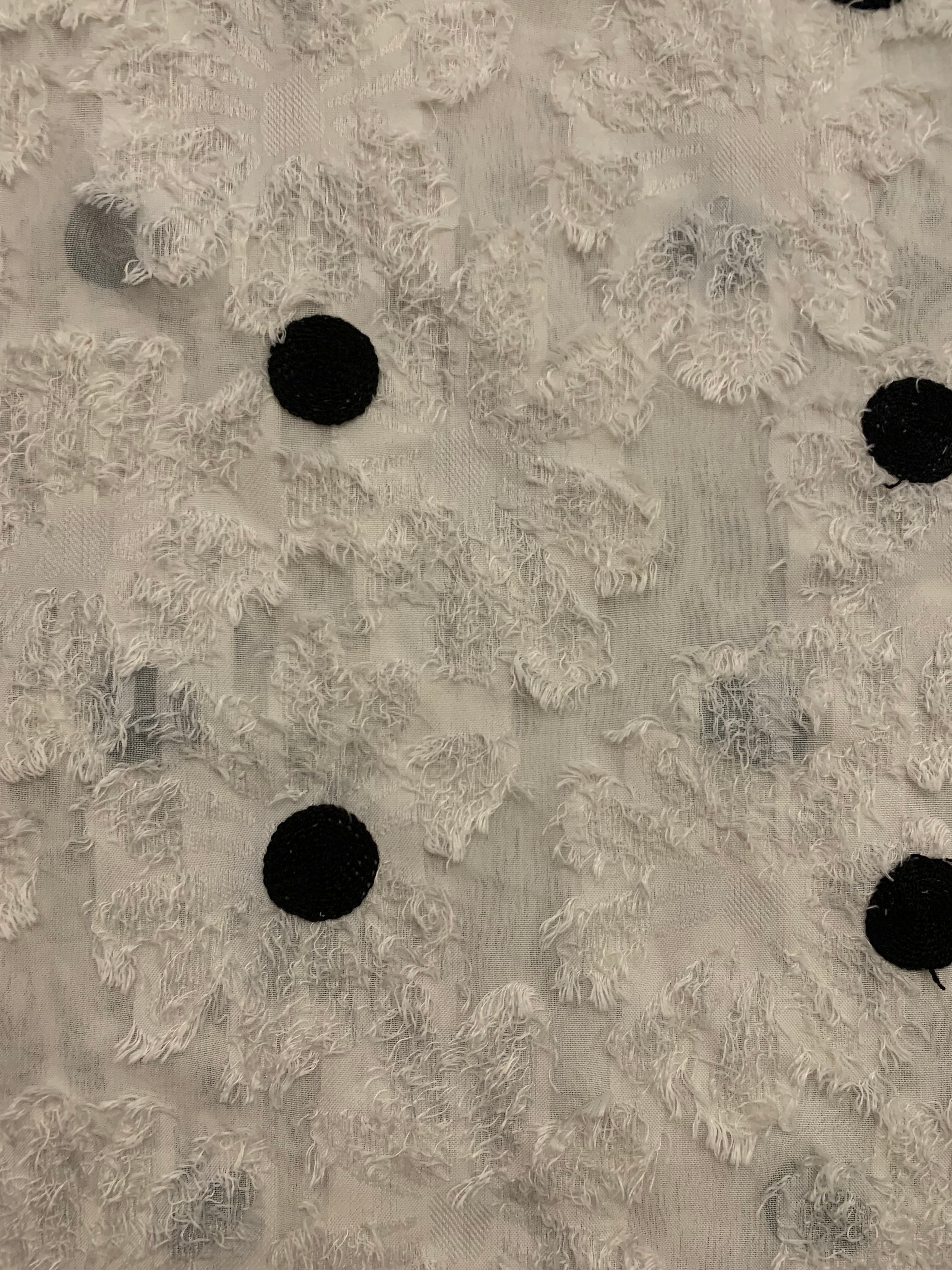 Blouse blanche à pois noirs brodés