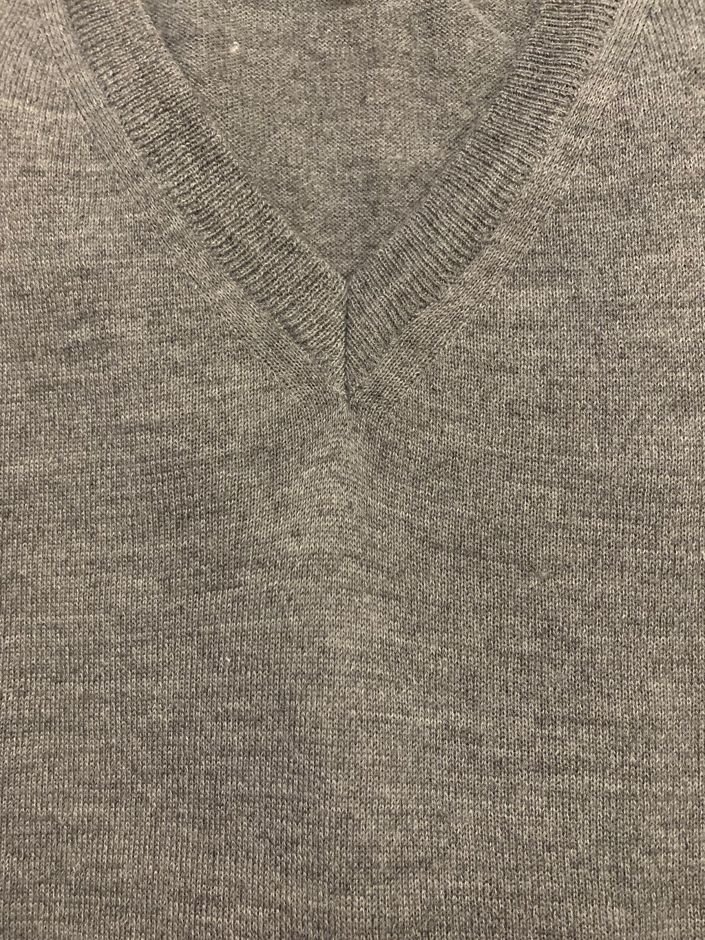 Pull homme col V en maille fine – Gris anthracite chiné