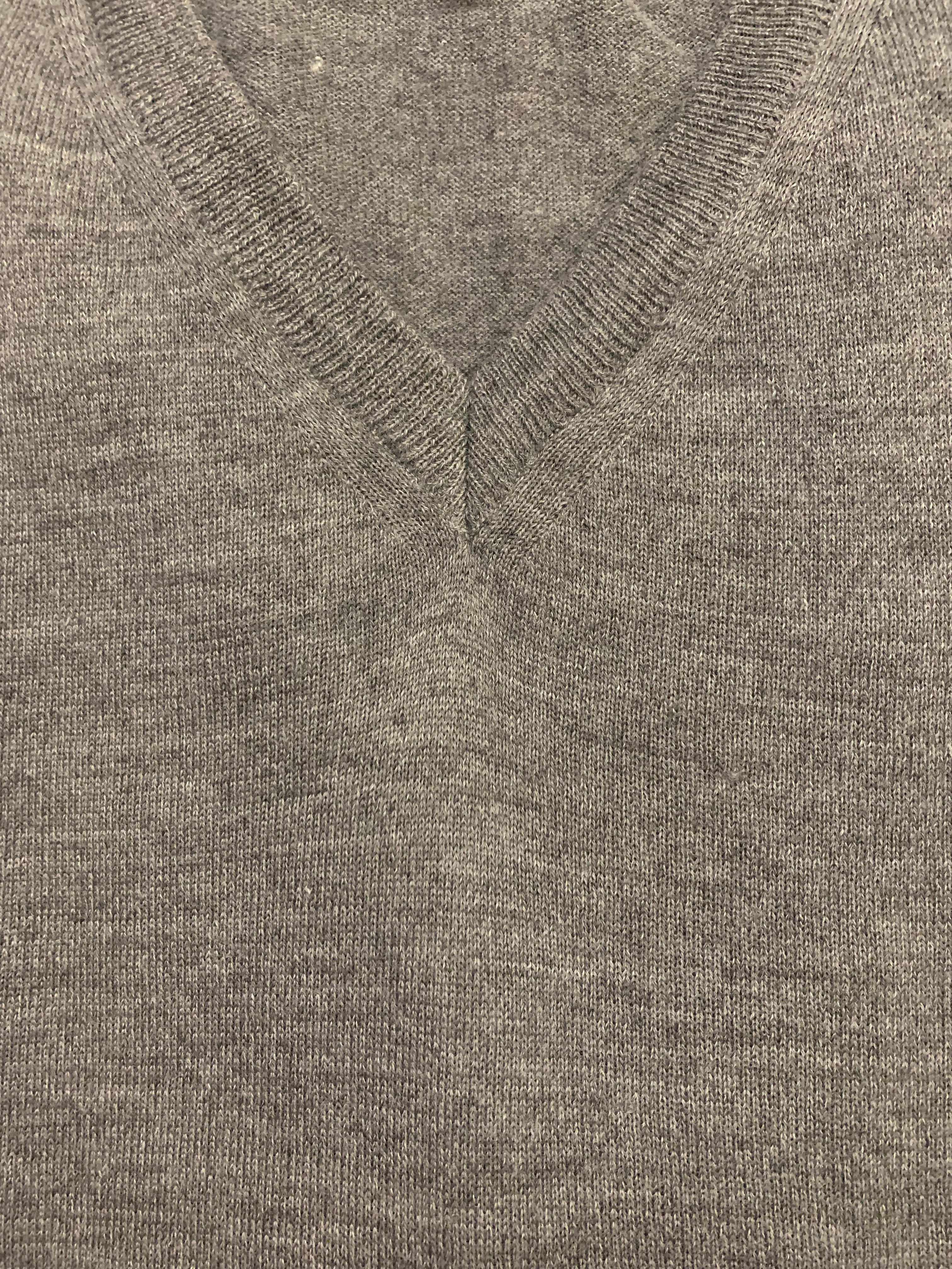 Pull homme col V en maille fine – Gris anthracite chiné