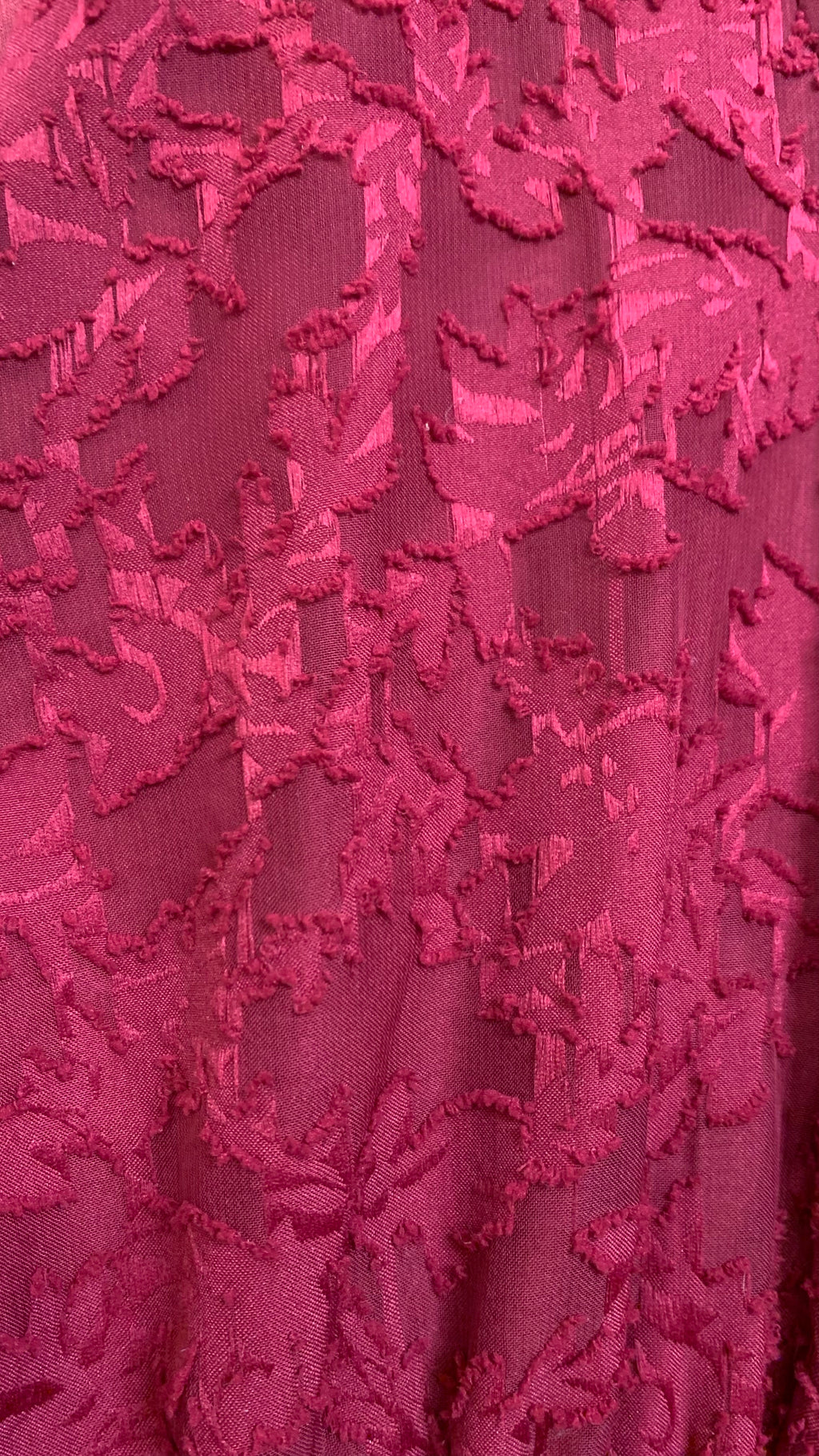 Robe courte en voile texturé grenat – Lofty Manner
