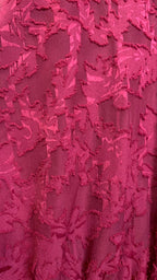 Robe courte en voile texturé grenat – Lofty Manner