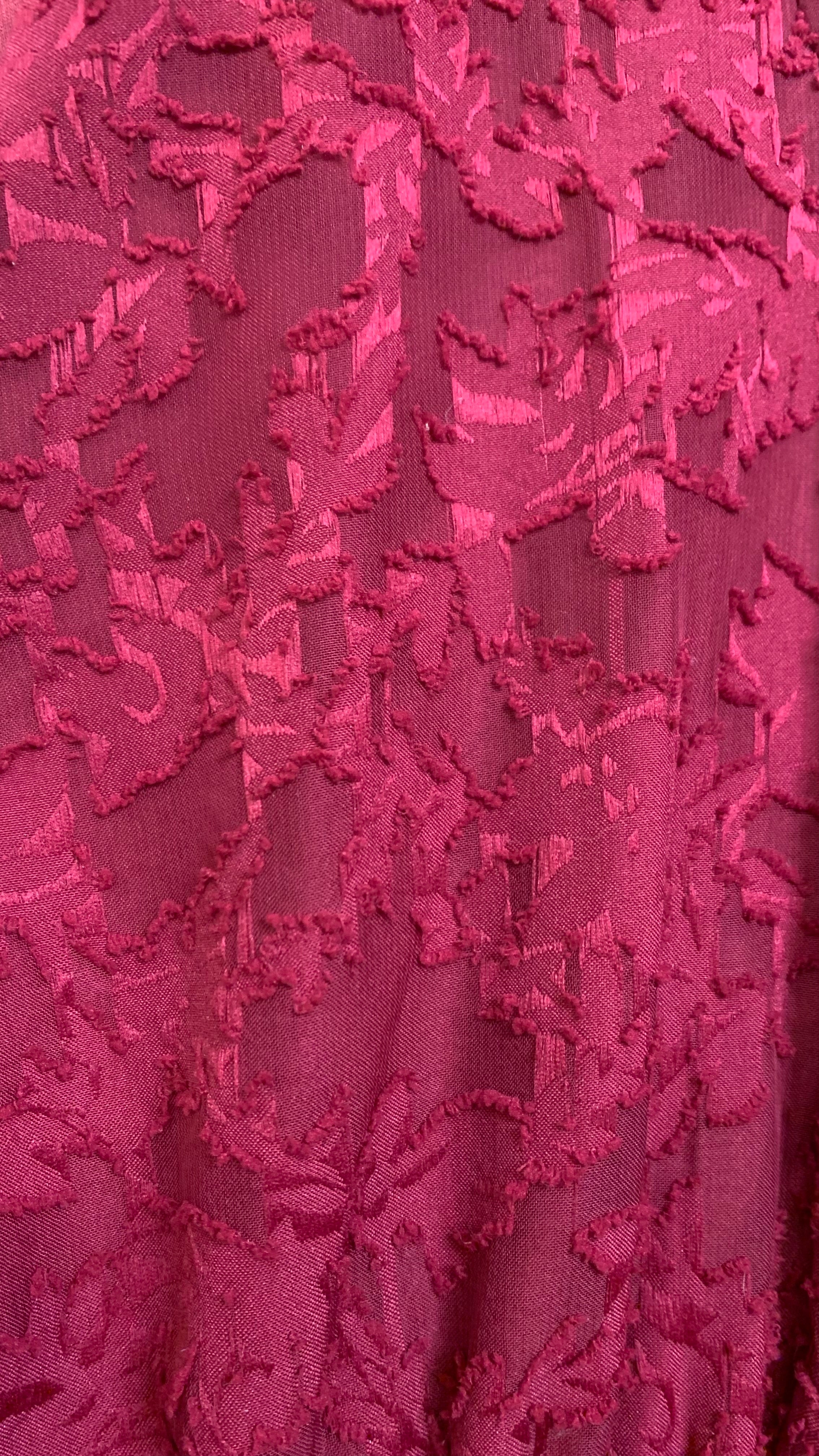 Robe courte en voile texturé grenat – Lofty Manner
