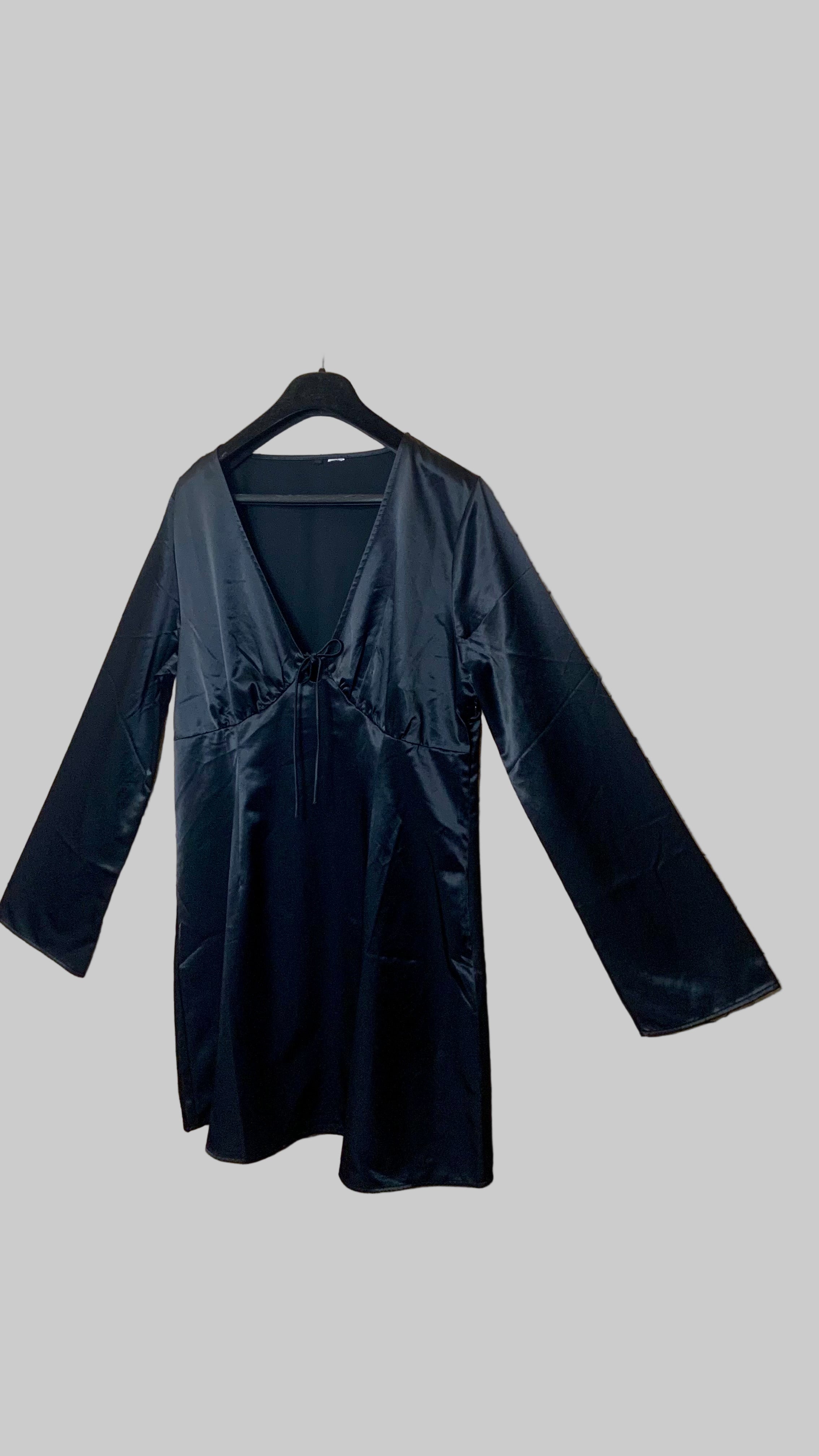 Robe courte satinée noire – H&M – Taille estimée L (convient aussi à un petit XL)