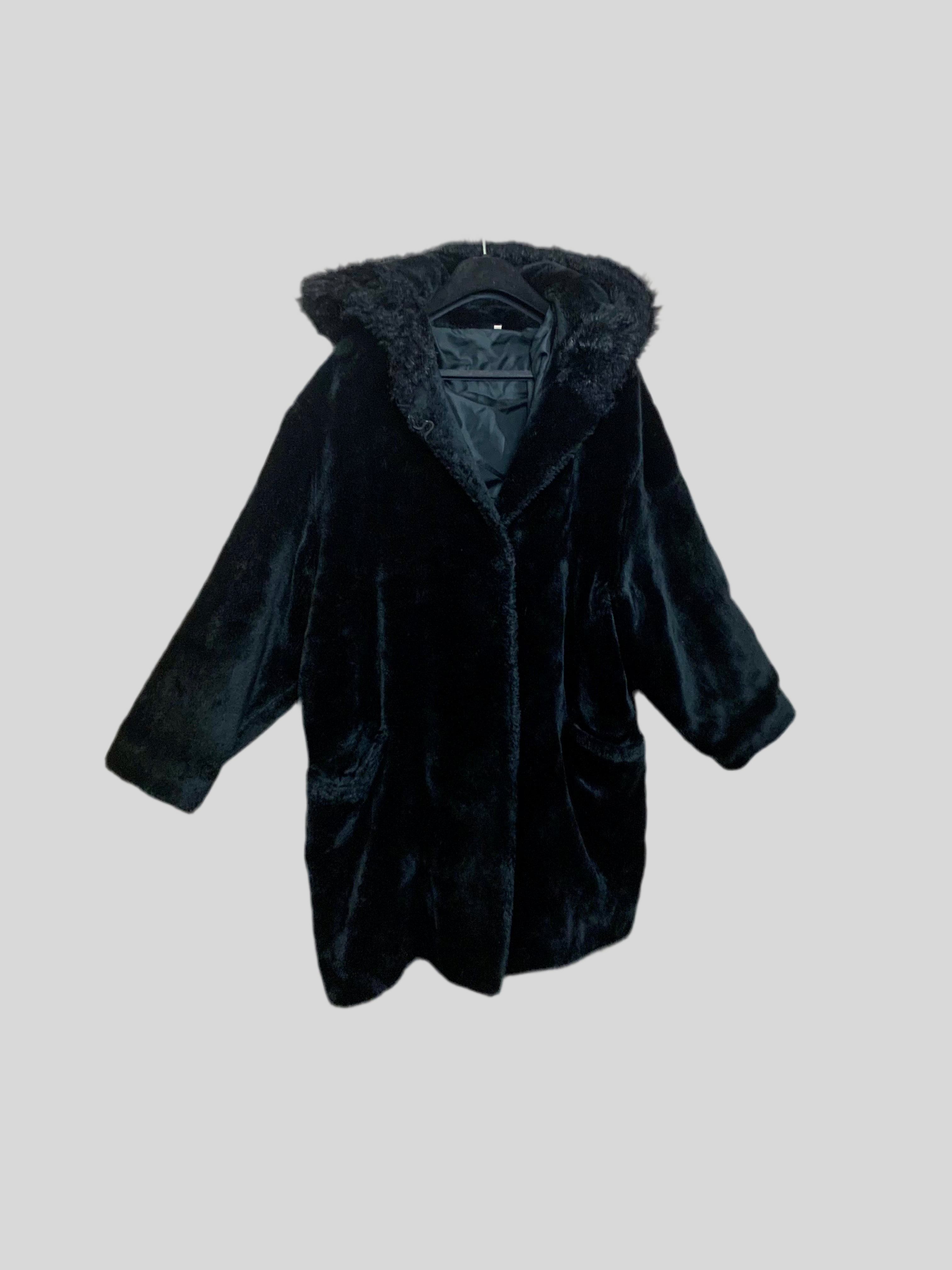 Manteau noir en fausse fourrure – Yessica