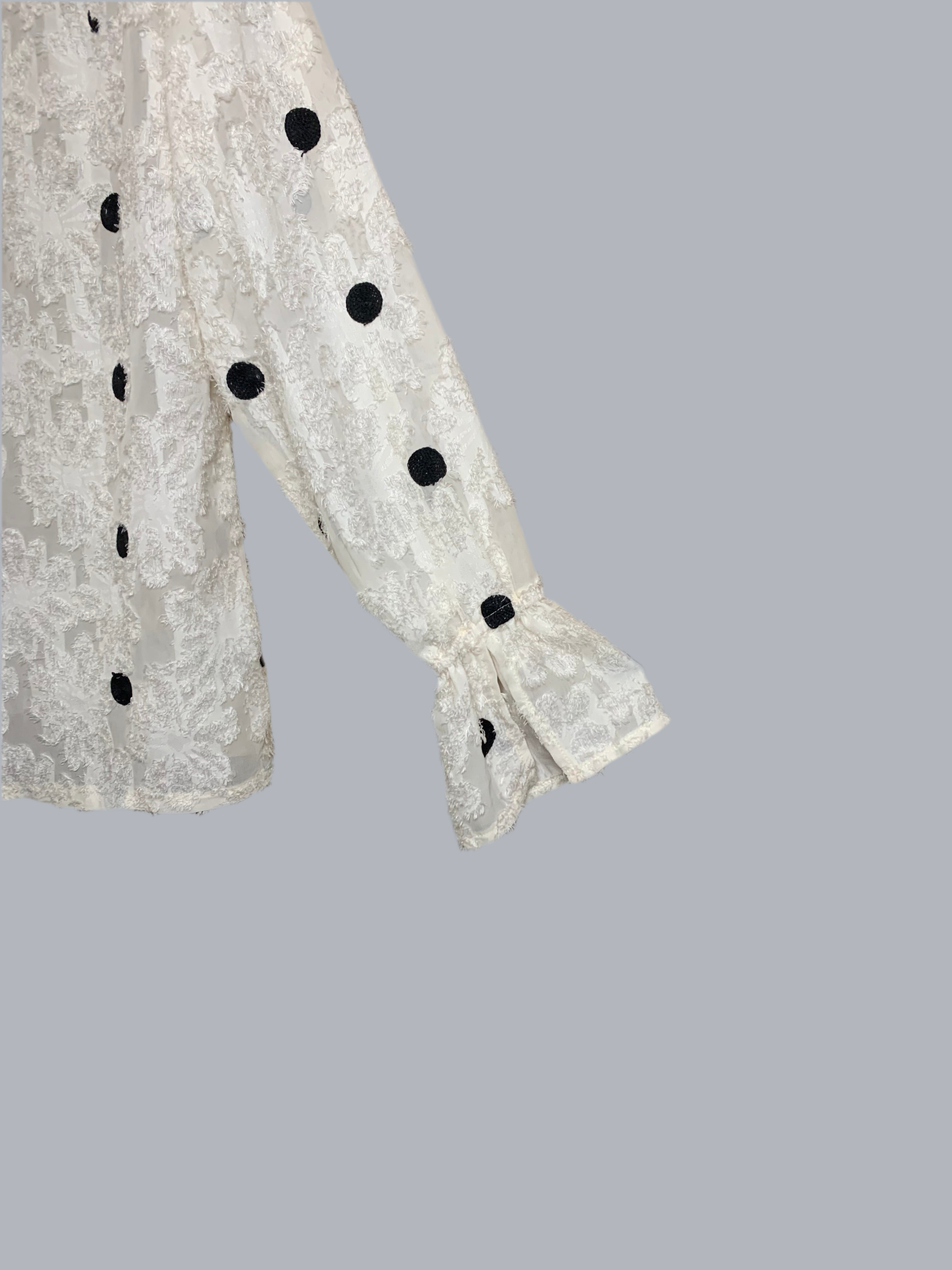 Blouse blanche à pois noirs brodés