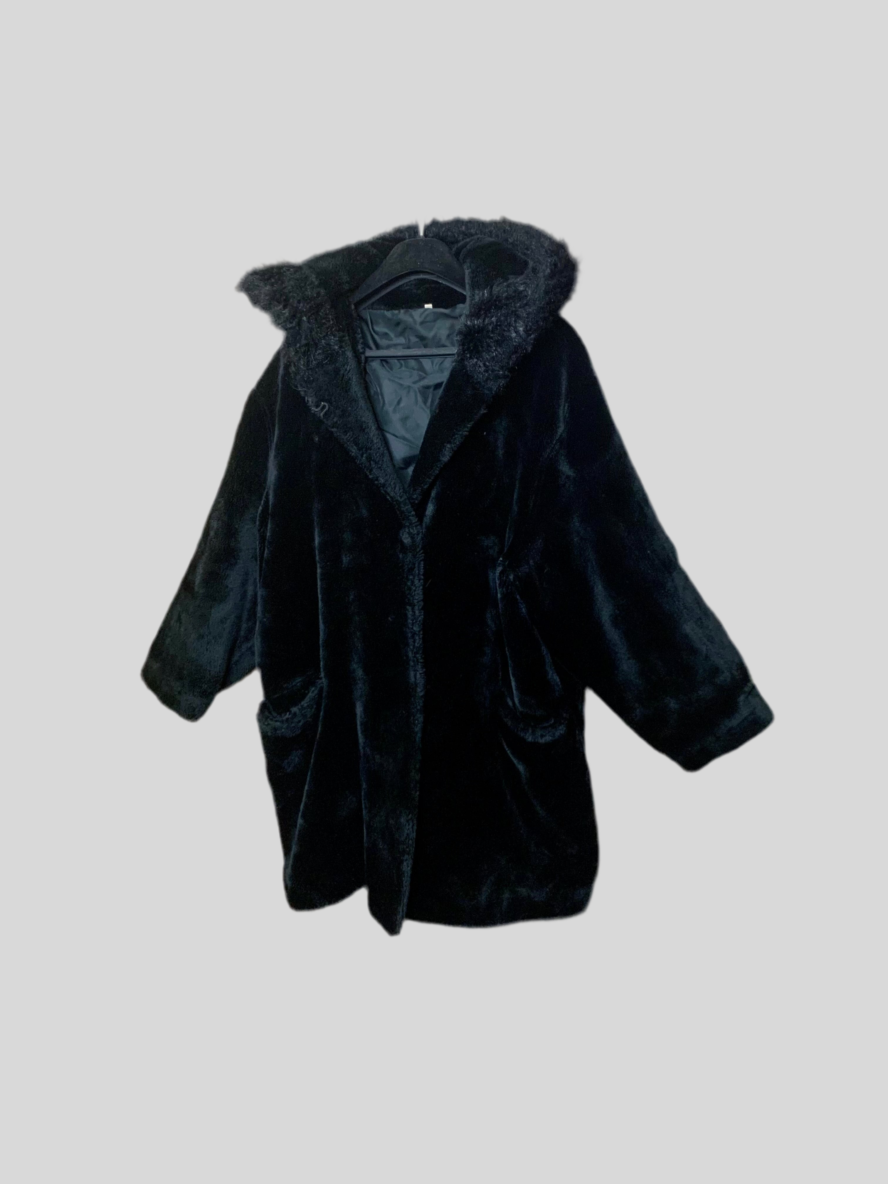 Manteau noir en fausse fourrure – Yessica