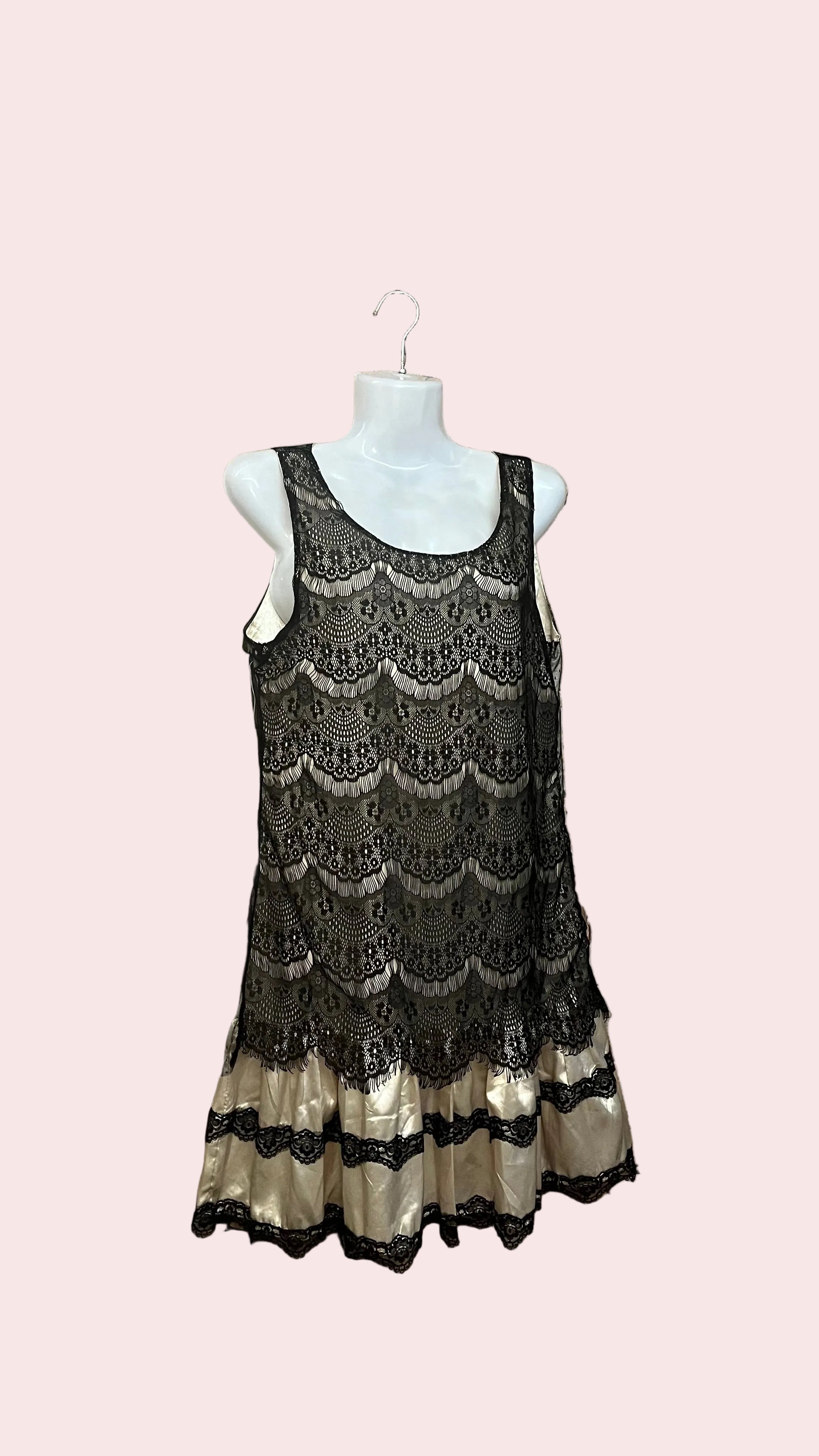 Robe courte Toumai – M – dentelle noire & satin champagne