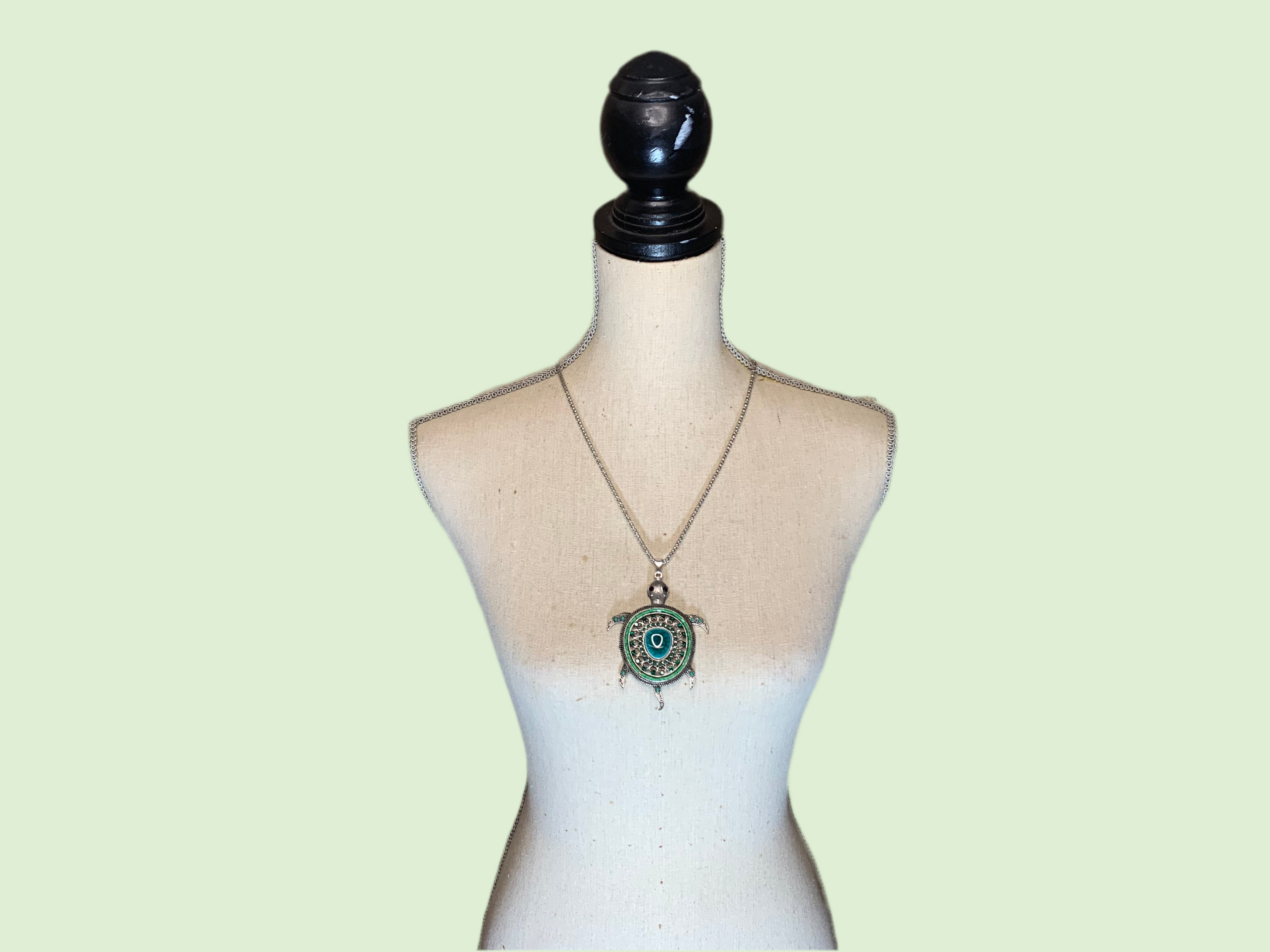 Collier pendentif tortue marine argentée - pierre turquoise