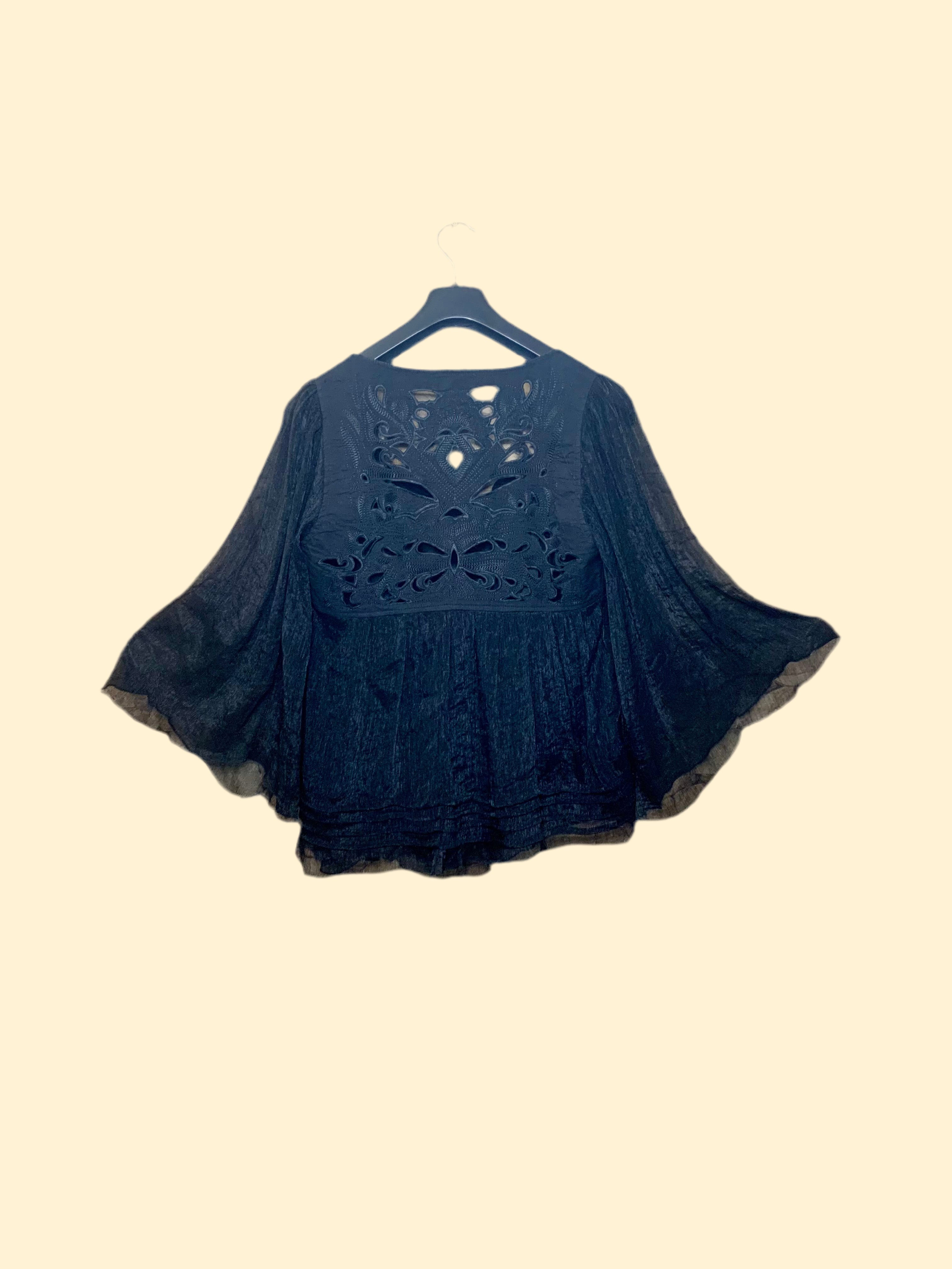 Blouse noire ajourée