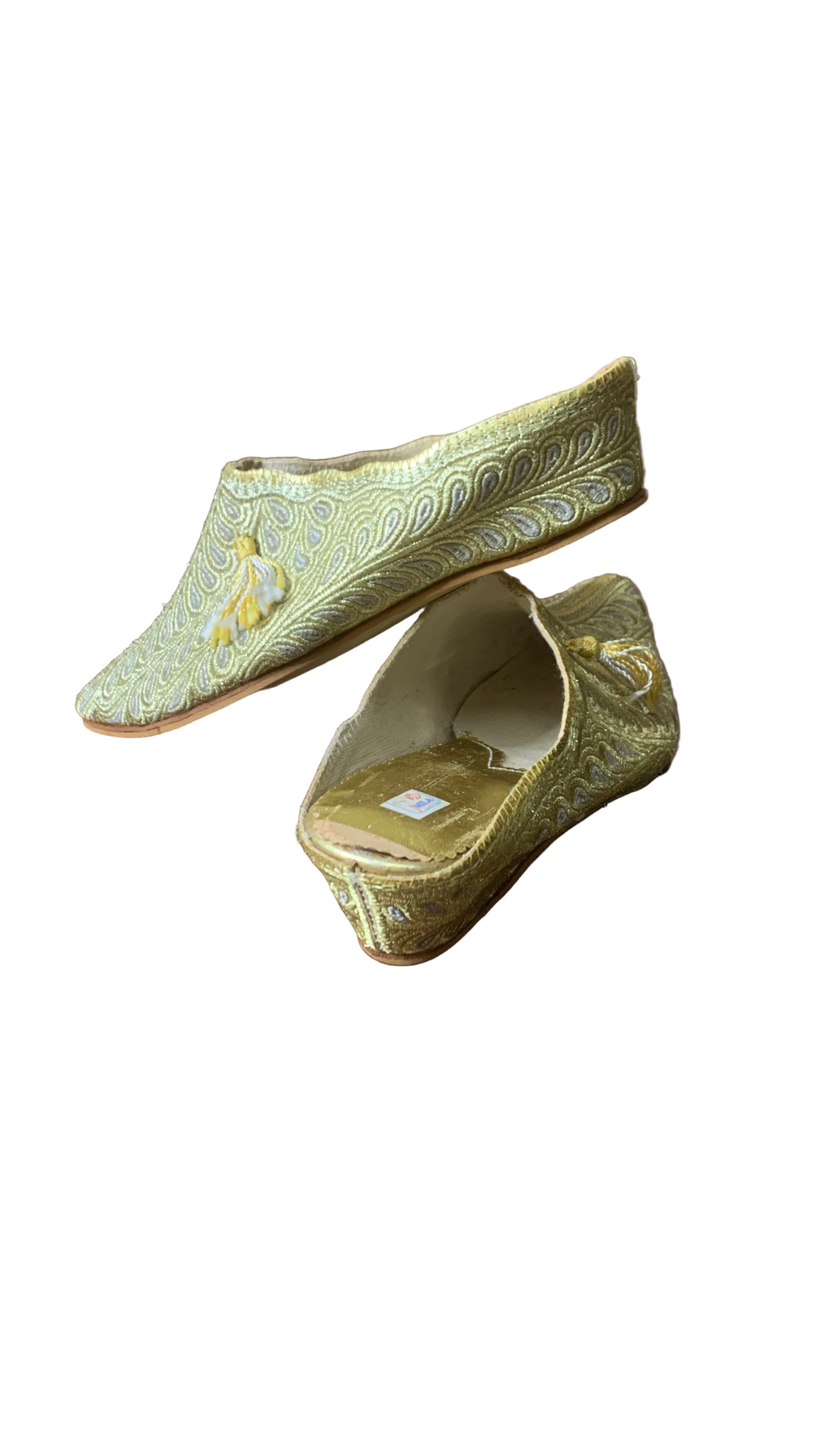 Babouches marocaines artisanales dorées et argentées – Taille 39
