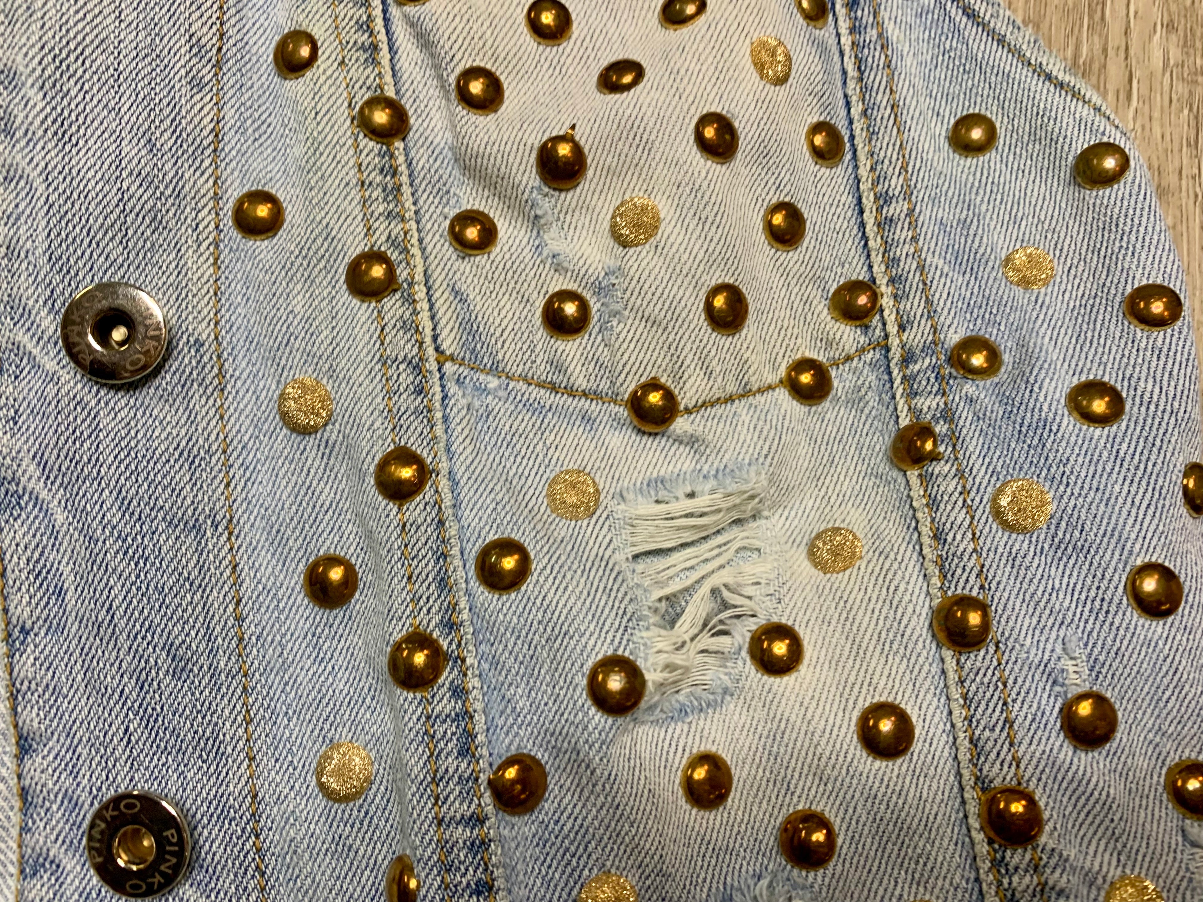 Veste en jean sans manches cloutée – Pinko –