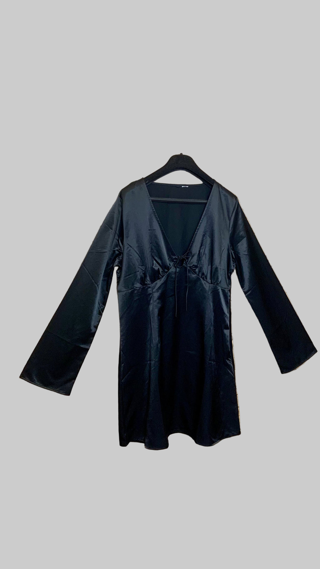 Robe courte satinée noire – H&M – Taille estimée L (convient aussi à un petit XL)