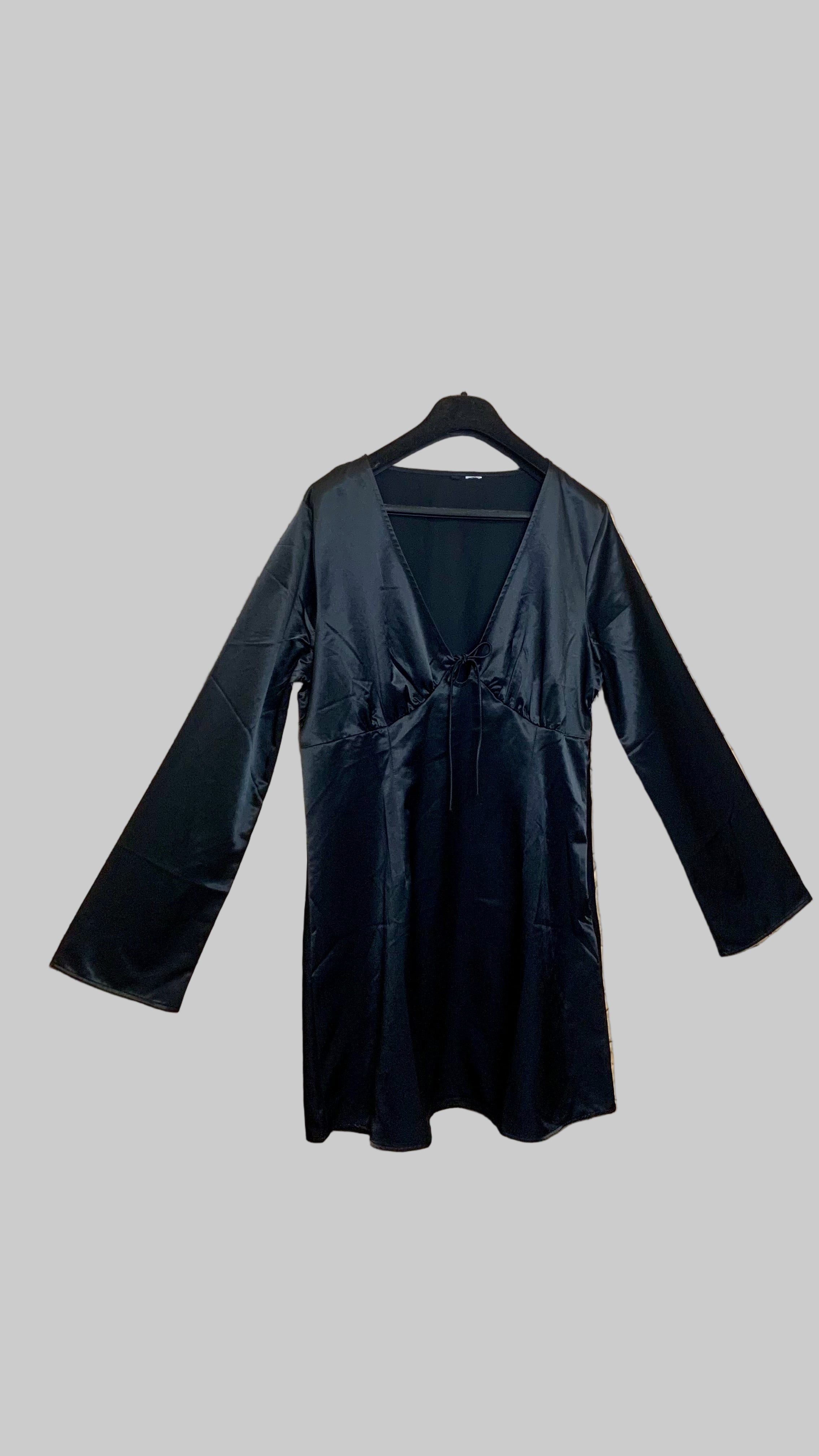 Robe courte satinée noire – H&M – Taille estimée L (convient aussi à un petit XL)