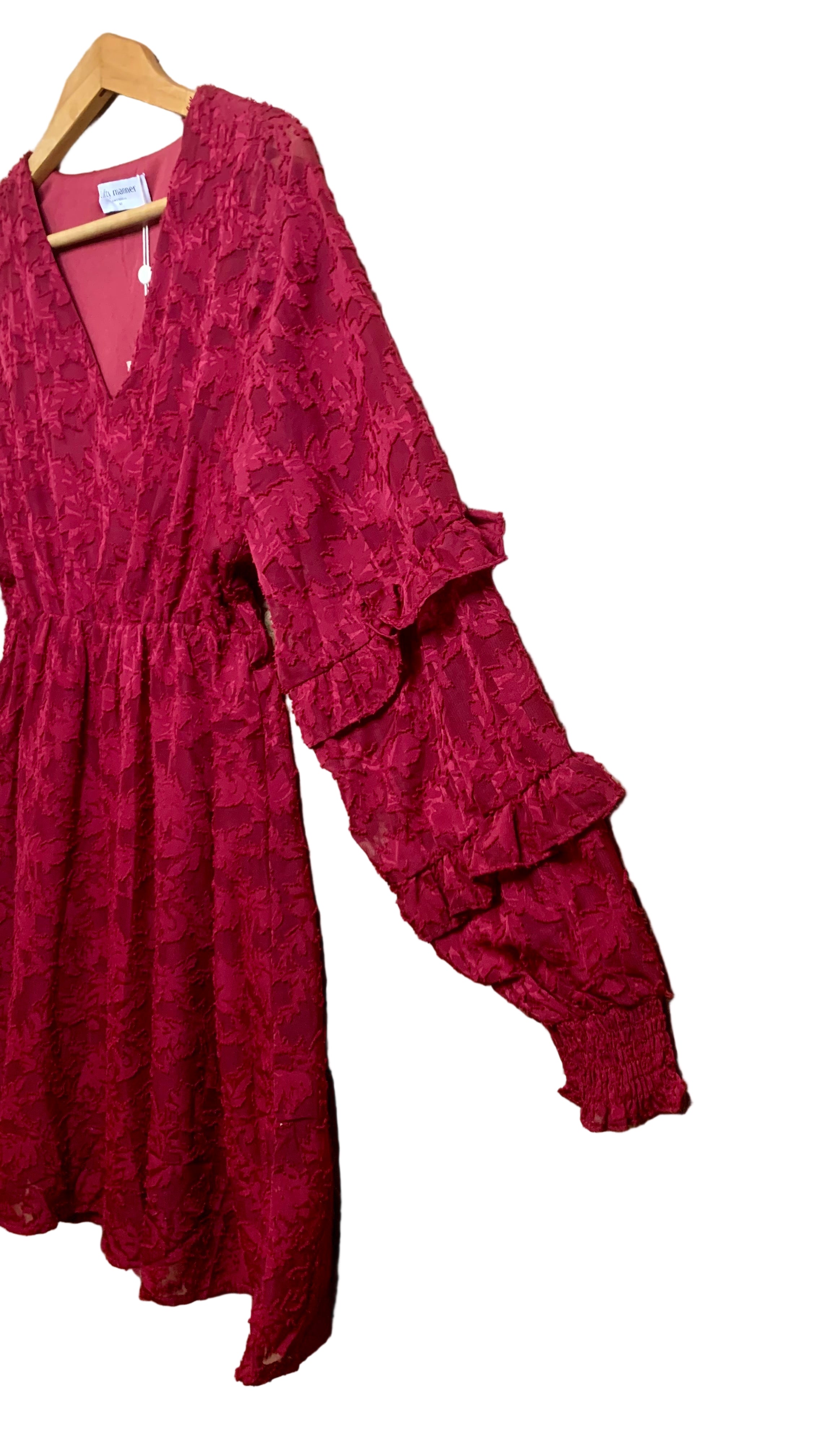 Robe courte en voile texturé grenat – Lofty Manner