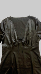 Robe courte satinée noire – H&M – Taille estimée L (convient aussi à un petit XL)