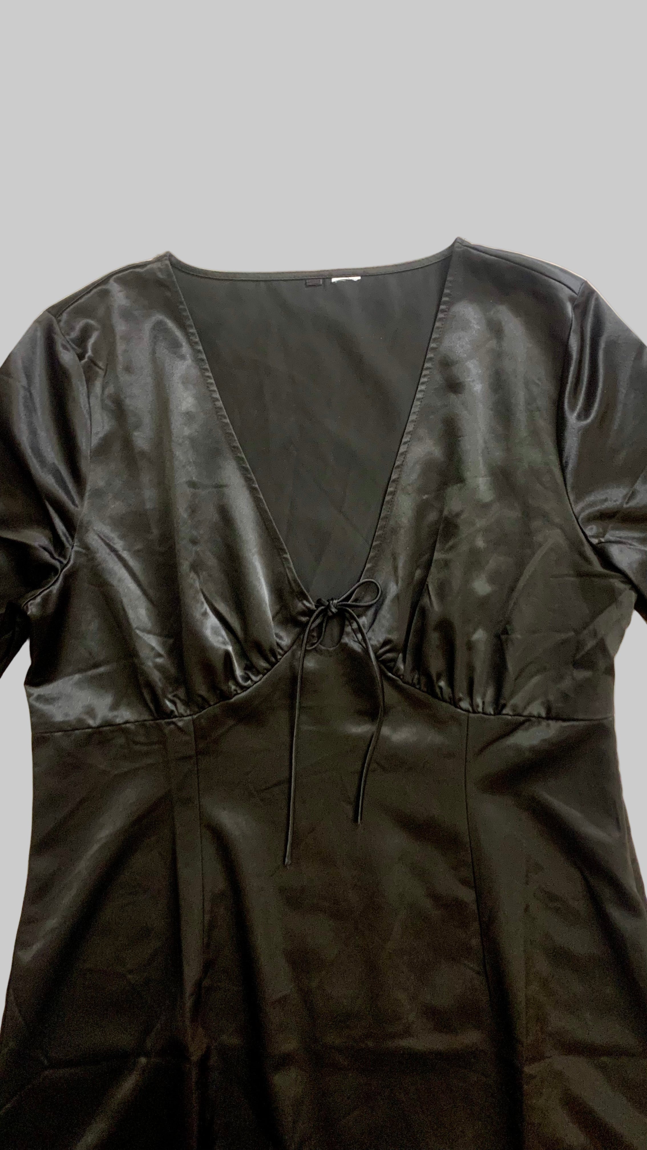 Robe courte satinée noire – H&M – Taille estimée L (convient aussi à un petit XL)