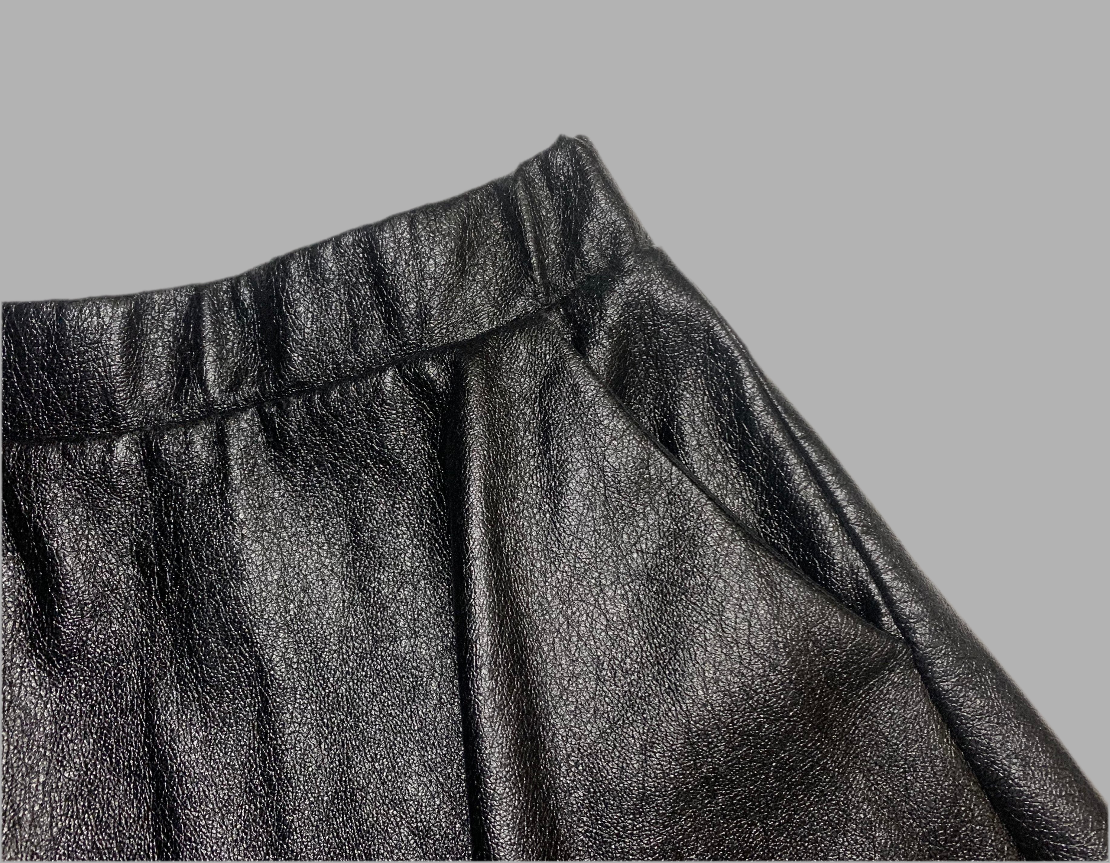 Jupe patineuse effet cuir noir - Voyelles