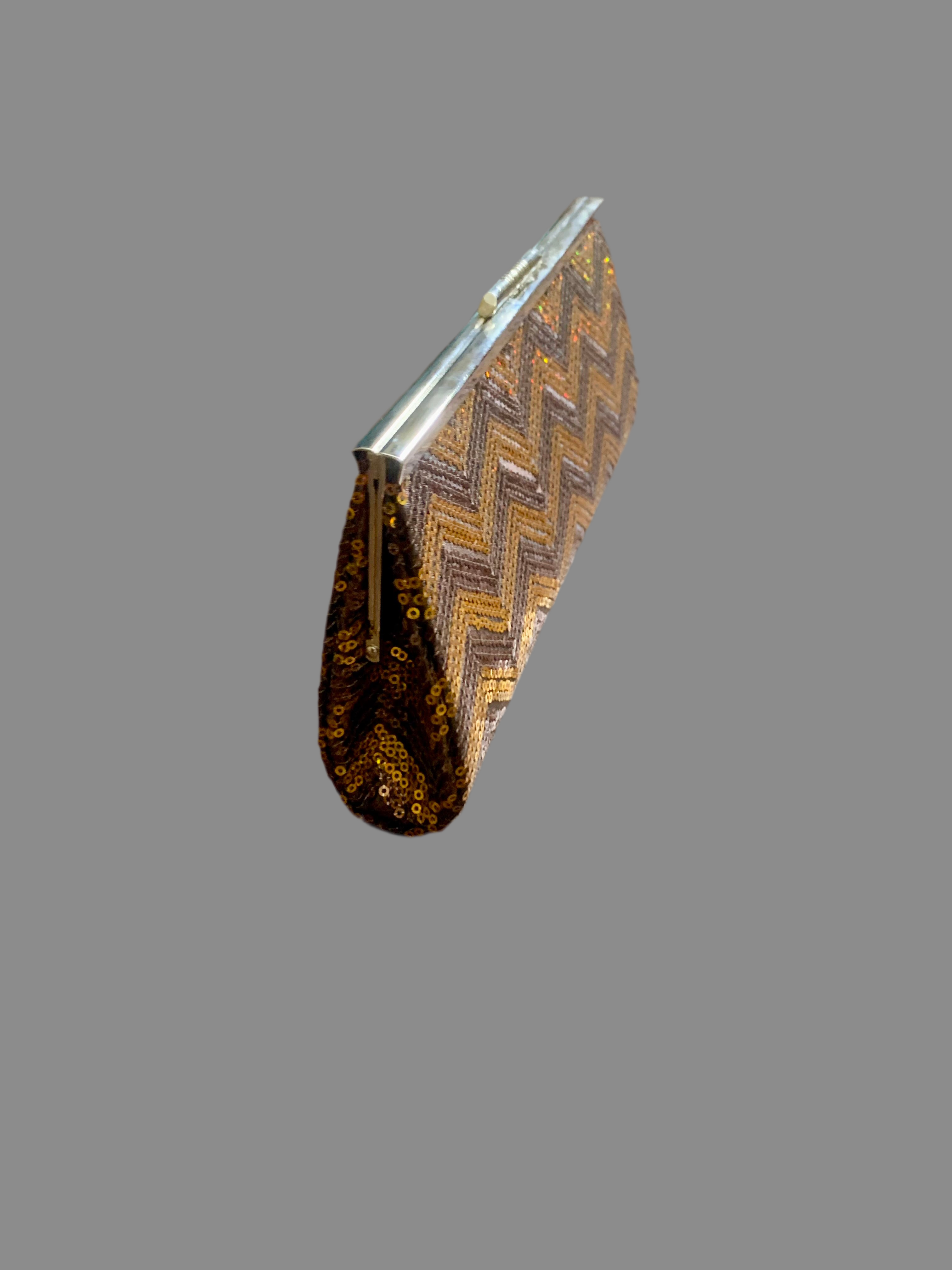 Sac pochette doré et marron à sequins – motif géométrique chevrons