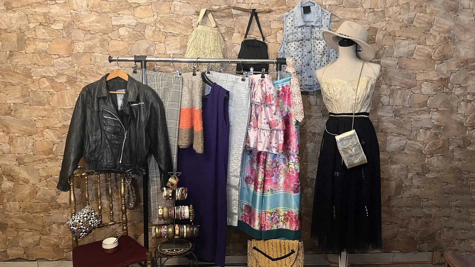 Sélection de vêtements vintage en arrière-plan