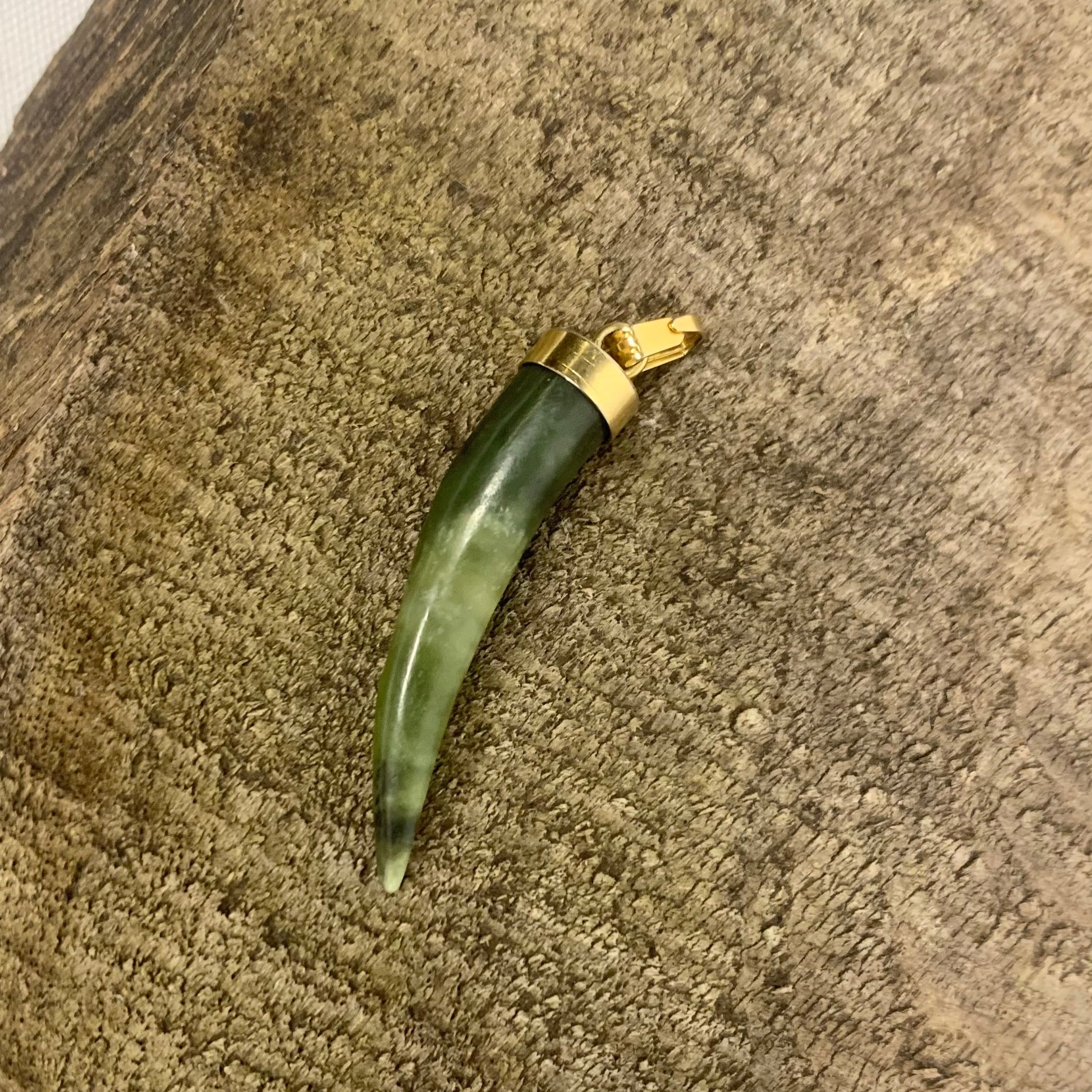 Pendentif Dent de defense